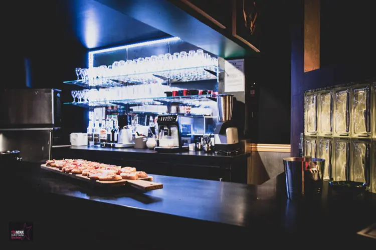 Bar du 113 Avenue, club libertin à Eysines près de Bordeaux, ambiance lounge et service au comptoir.