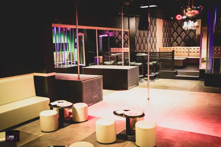 Piste et espace club du 113 Avenue, club libertin à Eysines près de Bordeaux, ambiance soirée.