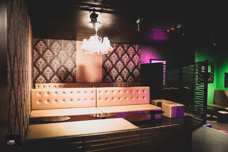 Espace club du 113 Avenue à Eysines près de Bordeaux, salle lounge et ambiance nocturne.