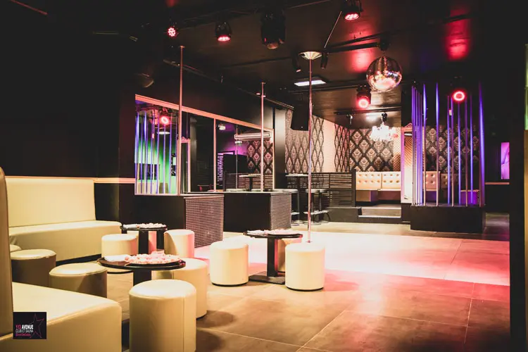 Salle principale du 113 Avenue, club libertin Bordeaux Eysines, piste et atmosphère nocturne.