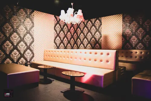 Salon du 113 Avenue, club libertin à Bordeaux Eysines, banquette et ambiance lounge.