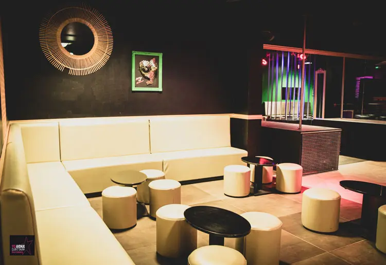 Salon principal du 113 Avenue, club libertin à Bordeaux Eysines, banquettes et espace détente.
