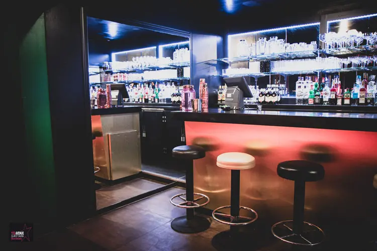 Bar du 113 Avenue, club libertin à Eysines près de Bordeaux, sélection de boissons et verres.