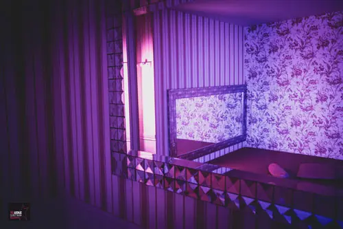 Coin câlin du 113 Avenue, club libertin à Eysines près de Bordeaux, ambiance violette et intimiste.