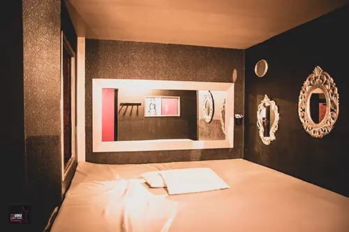 Chambre et coin câlin du 113 Avenue, club libertin à Eysines près de Bordeaux, lit et ambiance cosy.