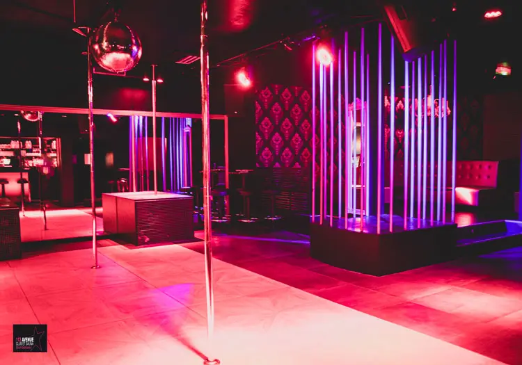 Bar du 113 Avenue, club libertin à Eysines près de Bordeaux, ambiance nocturne et néons.
