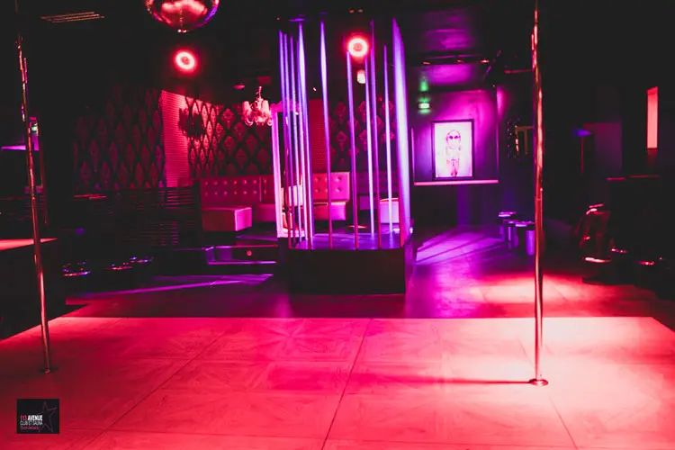 Ambiance club du 113 Avenue à Eysines près de Bordeaux, salle principale et néons violets.