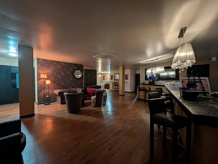 Ambiance cosy du 113 Avenue, sauna libertin à Bordeaux avec espace lounge et bar.