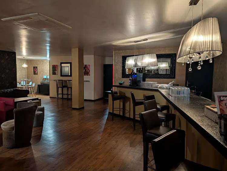 Bar du 113 Avenue, sauna libertin à Bordeaux en Gironde, ambiance lounge et chaleureuse.