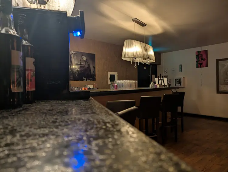 Bar du 113 Avenue, sauna libertin à Bordeaux, espace convivial en Gironde.