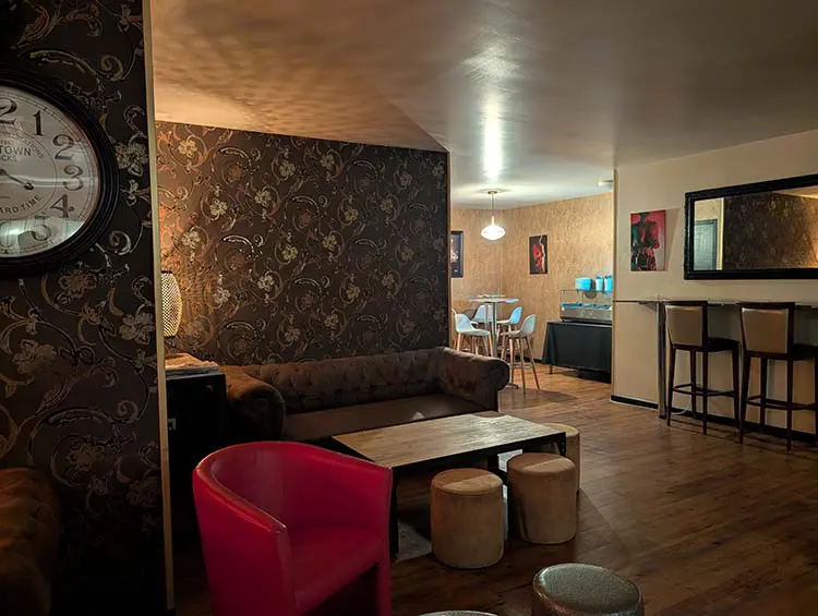 Espace détente et bar du 113 Avenue, sauna libertin à Bordeaux en Gironde.