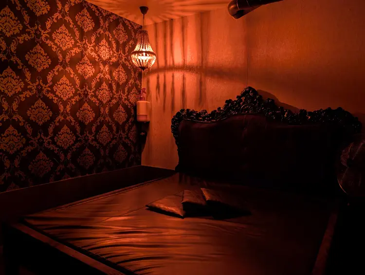 Espace intimiste du 113 Avenue, sauna libertin à Bordeaux, ambiance tamisée et discrète.