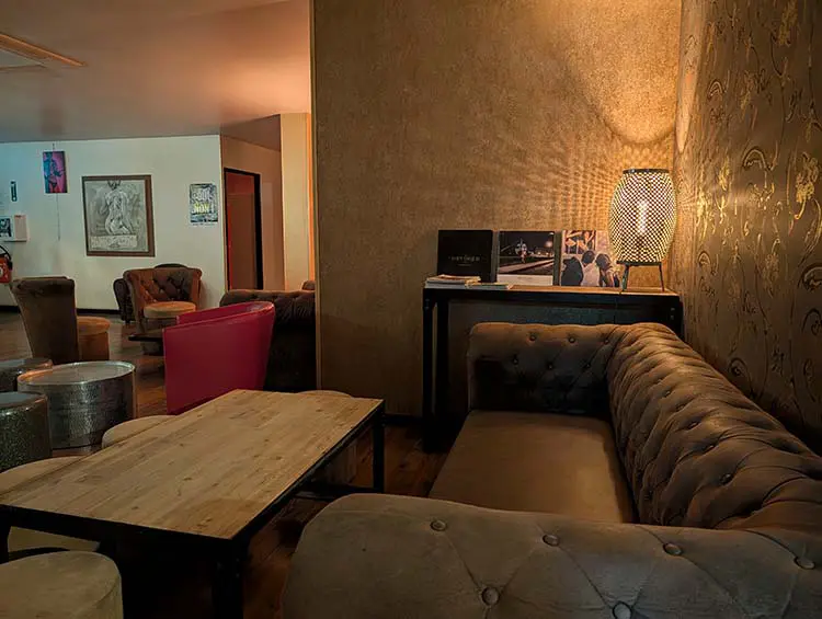 Salon cosy du 113 Avenue, sauna libertin à Bordeaux en Gironde, ambiance lounge et détente.