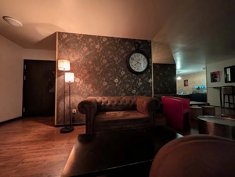 Espace lounge du 113 Avenue à Bordeaux, sauna libertin avec salon détente en Gironde.